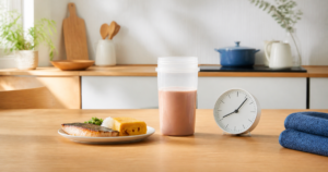 朝食、プロテインシェイカー、時計を並べた1日の摂取回数のイメージ